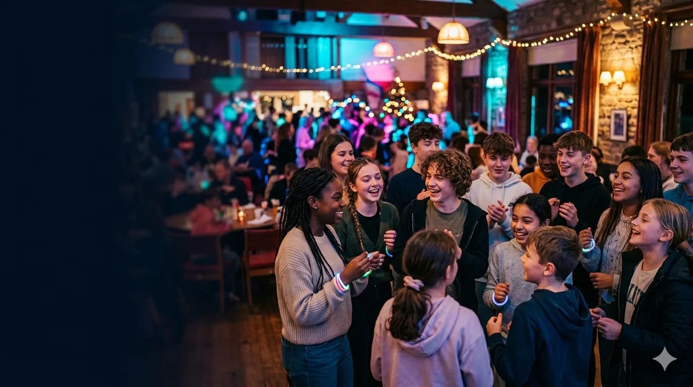 Jongeren op een avondevenement van een jeugdbeweging